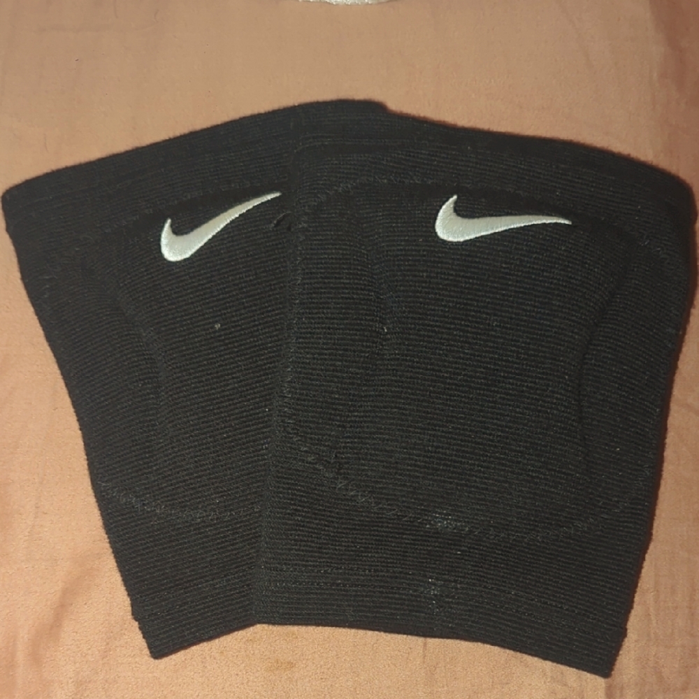 Nike Black Sports Knee Pads